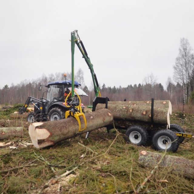7 tonnin metsävaunu 4,7 m:n nosturilla